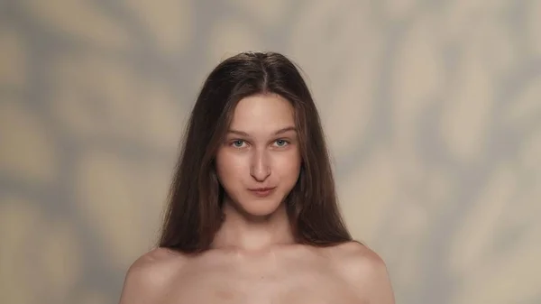 코카서스 모델의 초상화 부드러운 머리카락과 카메라 아름다움 개념을 눈으로 여자의 — 스톡 사진