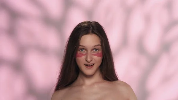 美しい白人ブルネットモデルの肖像画 目の下にピンクの目が付いた女の子のショットを閉じ カメラに向かって微笑んだ アイスキンケア広告コンセプト — ストック写真