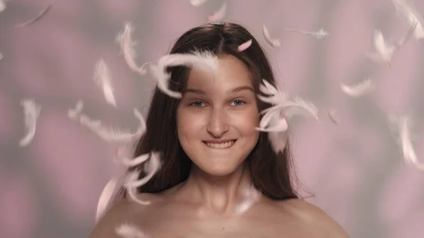 Portret Młodej Modelki Zbliżenie Strzał Dziewczyny Jedwabiście Długimi Włosami Naturalny — Zdjęcie stockowe