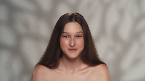 코카서스 모델의 초상화 부드러운 머리카락과 카메라를 눈으로 여자의 닫습니다 아름다움 — 스톡 사진