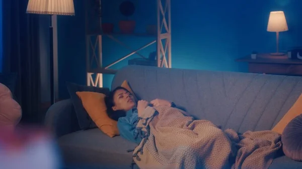 疲惫疲惫的亚洲女人穿着休闲装 躺在客厅的沙发上 盖着毛毯睡觉 缺乏精力 人的过度劳累 辛苦的一天 — 图库照片