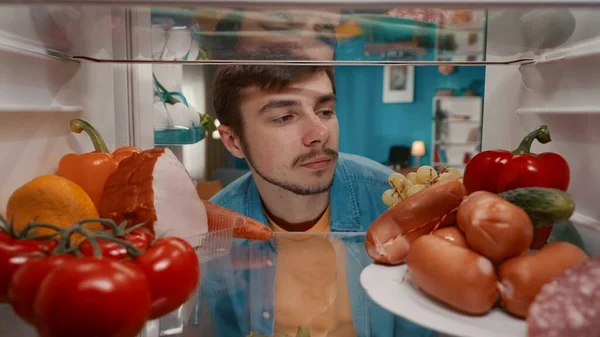 Мужчина Осматривает Полки Холодильника Портрет Удовлетворенного Человека Вид Снизу Холодильника — стоковое фото