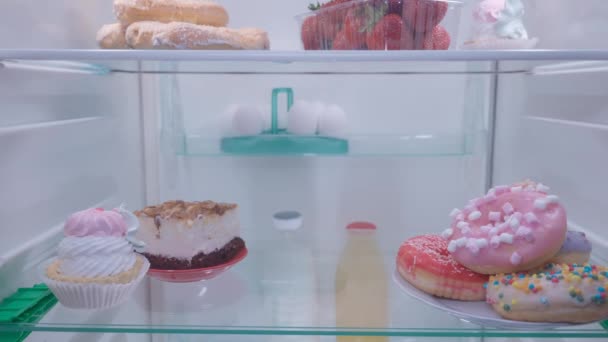 Здорова Їжа Полицях Холодильника Відкриваються Двері Холодильника Молода Пара Сидить — стокове відео