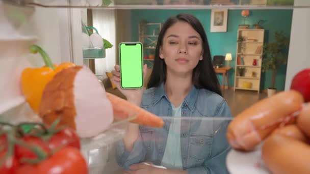 Aziatische Vrouw Toont Smartphone Met Groen Scherm Een Vrouw Staat — Stockvideo