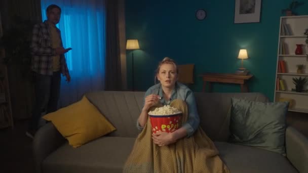 Skräckfilm Chockad Ung Kvinna Tittar Skrämmande Film Hemma Och Äter — Stockvideo
