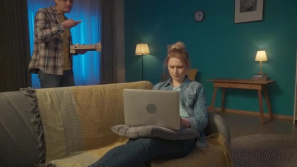 Жінка Лежить Дивані Ноутбуком Колінах Працює Грає Онлайн Гру Чоловік — стокове відео
