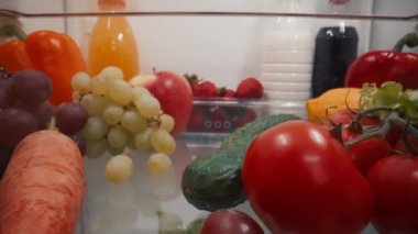 Sağlıklı ve sağlıklı yiyeceklerle dolu kapalı bir buzdolabı. Buzdolabı sebze ve meyvelerle dolu. Sağlıklı yiyecekler, diyetler.