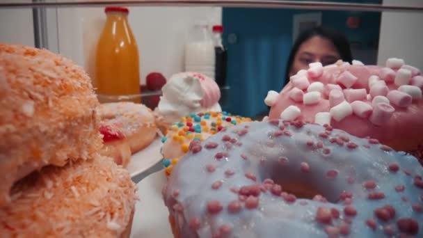 Азіатка Відкриває Двері Холодильника Наповненого Різними Десертами Крупним Планом Жінка — стокове відео