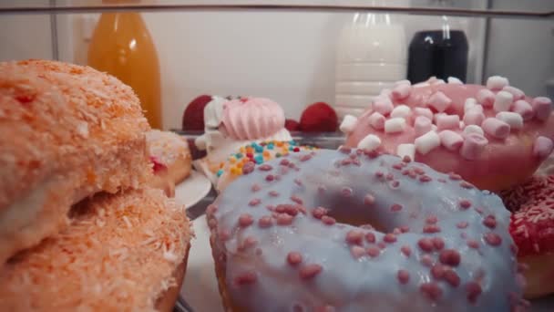 Мужчина Открывает Дверь Холодильника Исследует Разнообразие Десертов Мужчина Выбирает Кекс — стоковое видео