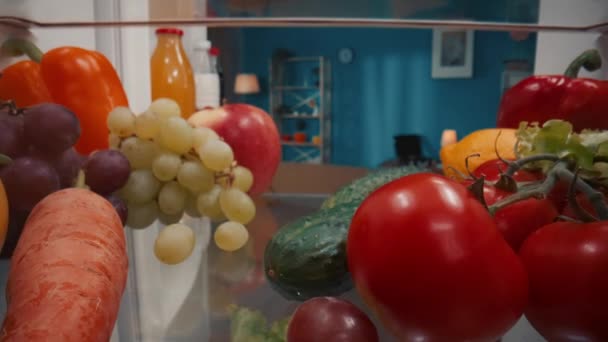 Offener Kühlschrank Mit Gesunden Und Gesunden Lebensmitteln Von Innen Gesehen — Stockvideo