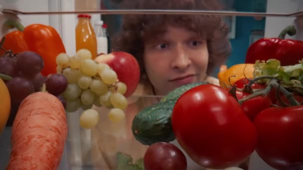 Jeune Homme Examine Réfrigérateur Rempli Produits Sains Légumes Fruits Baies — Video