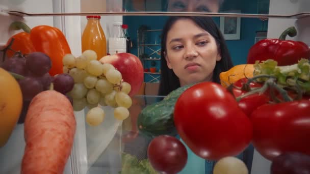 Asiatka Stojí Otevřené Ledničky Zdravým Jídlem Žena Negativně Přikývne Zašklebí — Stock video