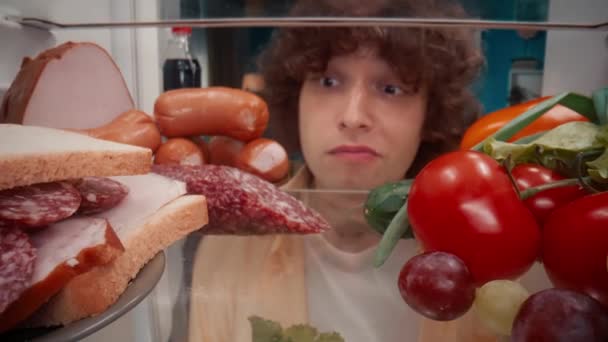 Homme Tient Réfrigérateur Ouvert Avec Des Aliments Sains Malsains Homme — Video