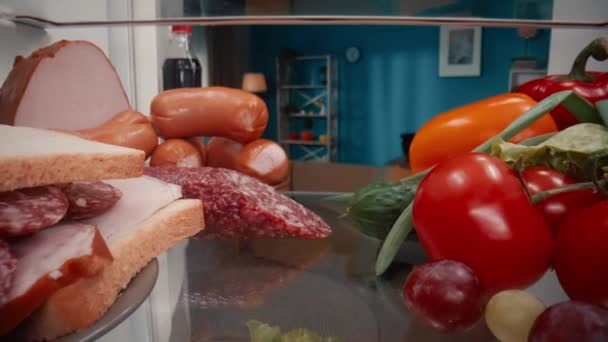 Offener Kühlschrank Mit Gesunden Und Ungesunden Lebensmitteln Die Wahl Zwischen — Stockvideo