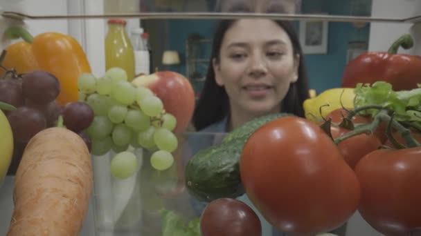 Azjatka Bada Lodówkę Wypełnioną Zdrowymi Produktami Warzywami Owocami Jagodami Zadowolona — Wideo stockowe