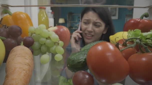Una Mujer Asiática Reacia Hacer Pedido Comestibles Teléfono Inteligente Una — Vídeo de stock