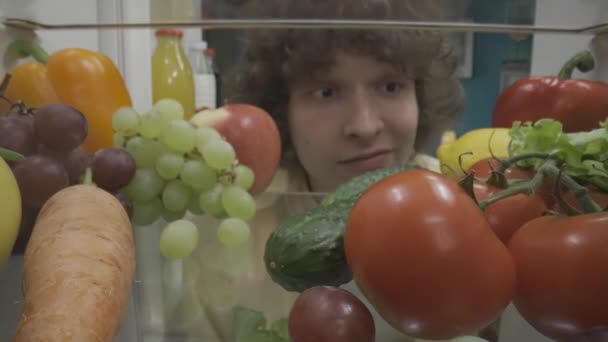 Mladý Muž Prohlíží Ledničku Plnou Zdravých Produktů Zeleniny Ovoce Bobulí — Stock video