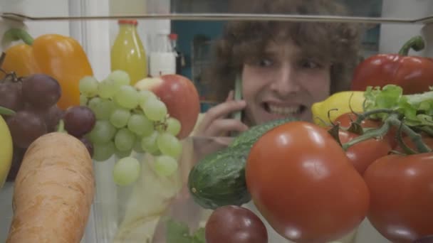 Hombre Reacio Pedir Comestibles Con Teléfono Inteligente Hombre Hace Muecas — Vídeo de stock