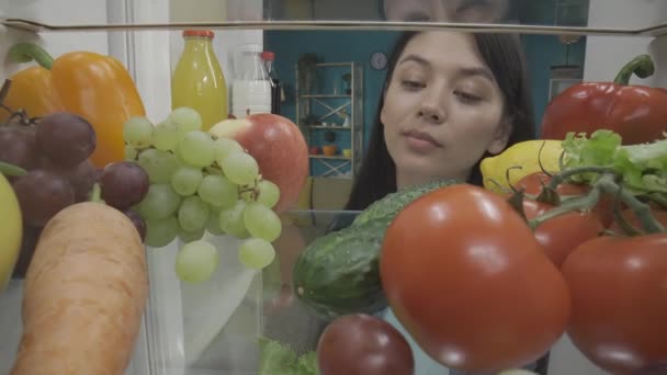 Una Mujer Asiática Examina Refrigerador Lleno Productos Saludables Verduras Frutas — Vídeo de stock