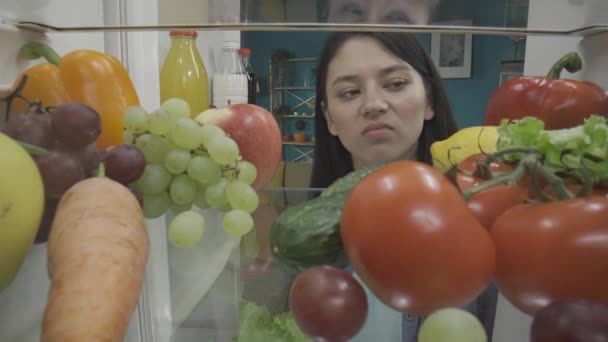 Μια Ασιάτισσα Στέκεται Ένα Ανοιχτό Ψυγείο Υγιεινό Φαγητό Γυναίκα Αρνητική — Αρχείο Βίντεο