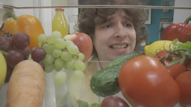 Homme Tient Réfrigérateur Ouvert Avec Nourriture Saine Homme Négatif Hoche — Video