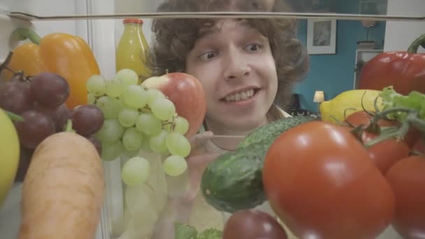 Homme Tient Près Réfrigérateur Ouvert Avec Téléphone Oreille Homme Examine — Video