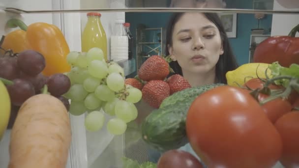 Una Mujer Asiática Está Parada Refrigerador Abierto Lleno Comida Elige — Vídeos de Stock