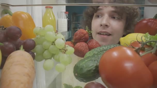 Homem Está Refrigerador Aberto Cheio Comida Escolhe Que Comer Homem — Vídeo de Stock