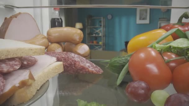 健康で不健康な食材を使用したオープン冷蔵庫 食事と適切な栄養または不適切な栄養の間の選択 冷蔵庫の中からの眺め Hdr Bt2020 Hlg材料について — ストック動画