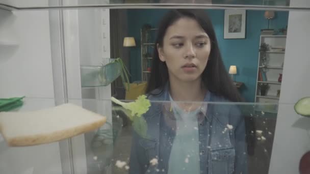 Hladová Asiatka Nahlédne Prázdné Ledničky Podívá Osamělý Kousek Chleba Doma — Stock video