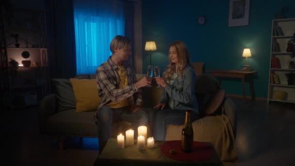 Romantický Večer Při Svíčkách Doma Pár Skleniček Šampaňské Sedící Gauči — Stock video