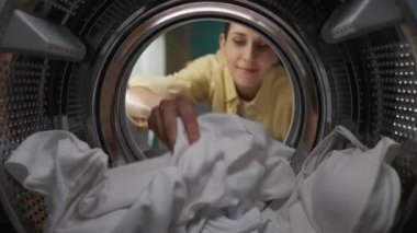 Kadın beyaz bluzu çıkarıyor ve davulun içinde pembe bir tane görüyor. Hayal kırıklığına uğradı, kocasına bağırdı ve ona pembe bir gömlekle vurmaya başladı. Genç bir çift kavga ediyor. Pov çamaşır makinesinin içinde.