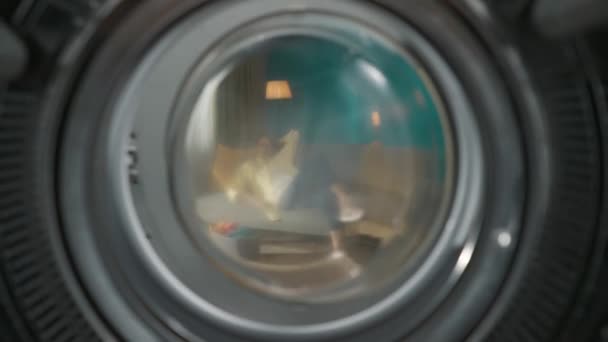 Paar Beim Wäschewaschen Frau Sitzt Auf Dem Sofa Wirft Kleidung — Stockvideo