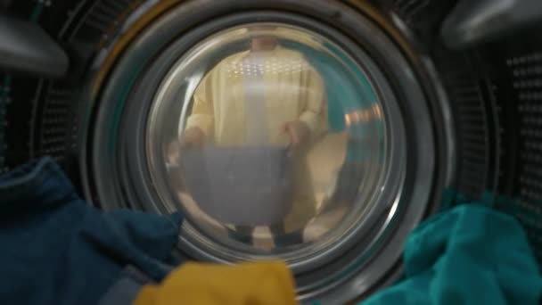 Γυναίκα Καλάθι Πλυντηρίου Ανοίγει Την Πόρτα Του Πλυντηρίου Και Βγάζει — Αρχείο Βίντεο