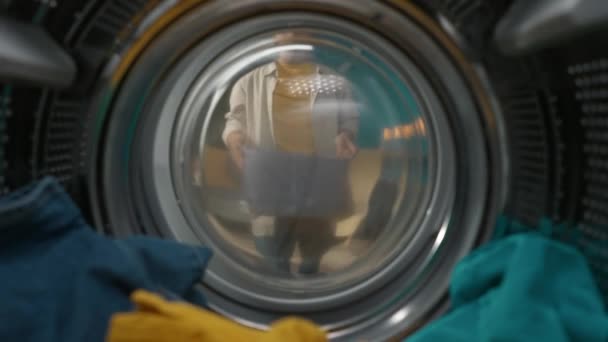Ein Erwachsener Mann Freizeitkleidung Mit Wäschekorb Öffnet Die Tür Der — Stockvideo