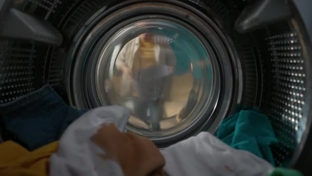 Volwassen Man Met Wasmand Opent Deur Van Wasmachine Neemt Witte — Stockvideo