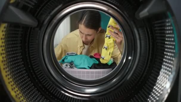 Junge Frau Lässiger Kleidung Mit Einem Wäschekorb Voller Sauberer Kleidung — Stockvideo