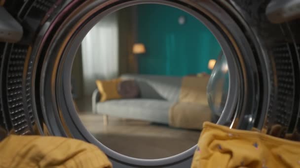 Wasmachine Vol Kleurrijke Kleding Trommel Met Geopende Deur Wasserij Dagelijkse — Stockvideo