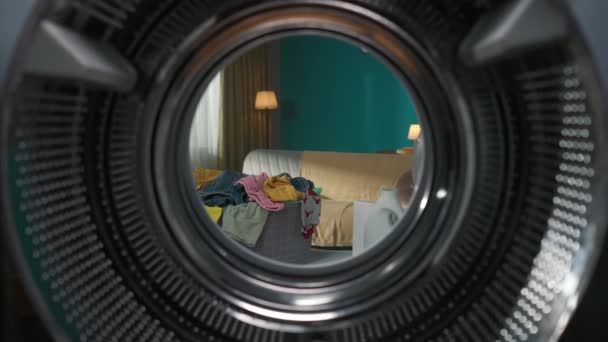 Ein Blick Aus Dem Inneren Der Leeren Waschmaschine Mit Geöffneter — Stockvideo