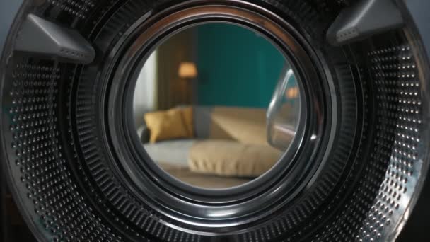 Ein Nahblick Aus Dem Inneren Der Leeren Waschmaschine Mit Geöffneter — Stockvideo