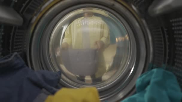 Frau Mit Wäschekorb Öffnet Die Tür Der Waschmaschine Und Nimmt — Stockvideo