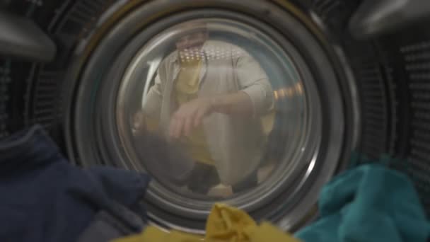 Mann Mit Wäschekorb Öffnet Die Tür Der Waschmaschine Und Holt — Stockvideo