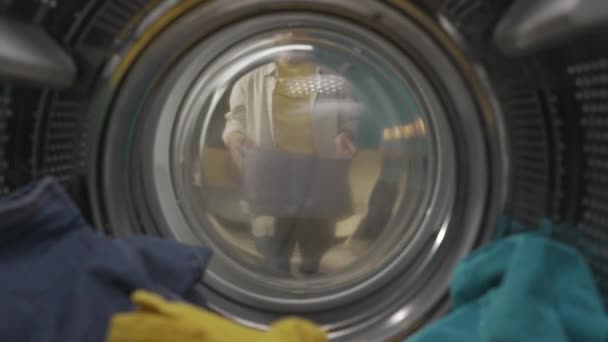 Dospělý Muž Neformálním Oblečení Košem Prádlo Otevře Dveře Pračky Vyndá — Stock video