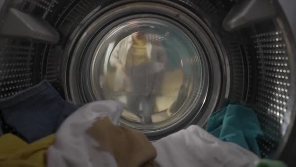 Dospělý Muž Košem Prádlo Otevře Dveře Pračky Vyndá Bílou Košili — Stock video