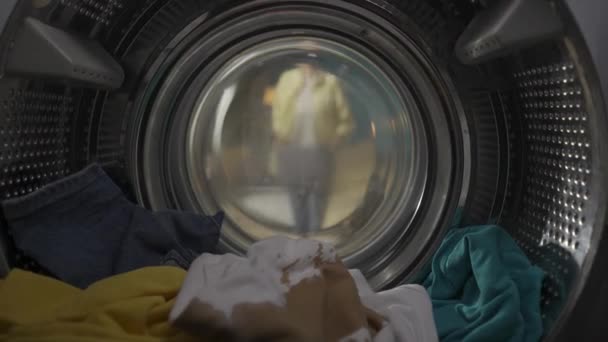 Dospělá Žena Košem Prádlo Otevře Dveře Pračky Vyndá Bílou Košili — Stock video
