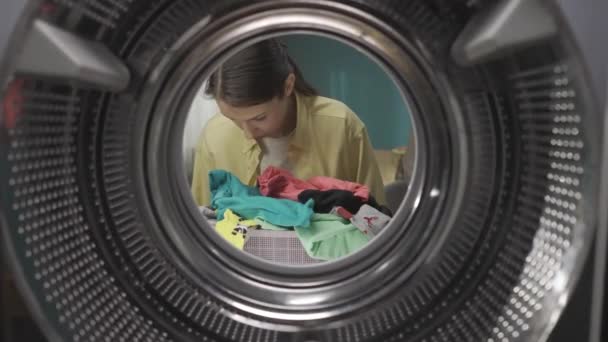 Mladá Žena Neformálním Oblečení Košem Prádlo Plným Čistého Oblečení Vypadá — Stock video