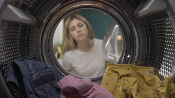 Volwassen Vrouw Casual Kleding Met Wasmand Opent Deur Van Wasmachine — Stockvideo