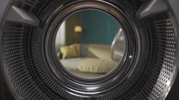 从空荡荡的洗衣机里可以看到近景 里面有一扇开着的门 进入一间舒适的客厅 配有现代家具 家庭日常广告概念 慢动作Hdr Bt2020 Hlg — 图库视频影像