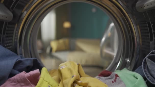 Ein Naher Blick Aus Dem Inneren Der Waschmaschine Mit Einer — Stockvideo