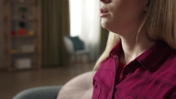 Zbliżenie Dorosłą Kobietę Siedzącą Kanapie Ledwo Oddychającą Mającą Atak Astmy — Wideo stockowe